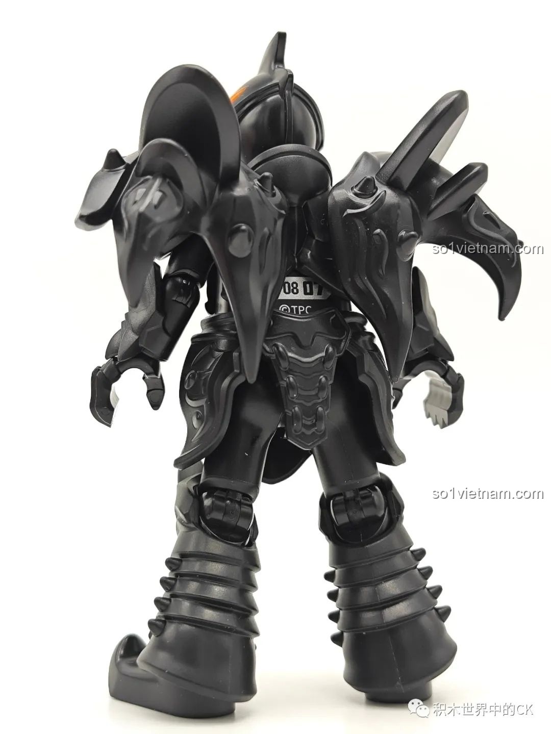 Mặt sau của mô hình Belial Hắc Ám trong bộ sưu tập BLOKEES Ultraman GV-08.