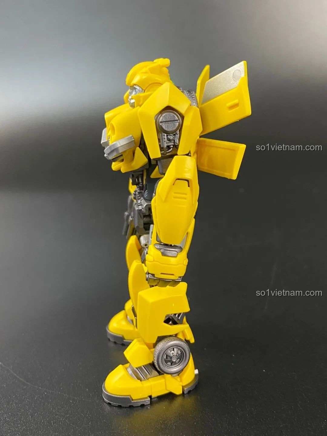 Ảnh chụp góc nghiêng của mô hình Blokees Bumblebee, làm nổi bật các chi tiết cửa xe trên lưng.