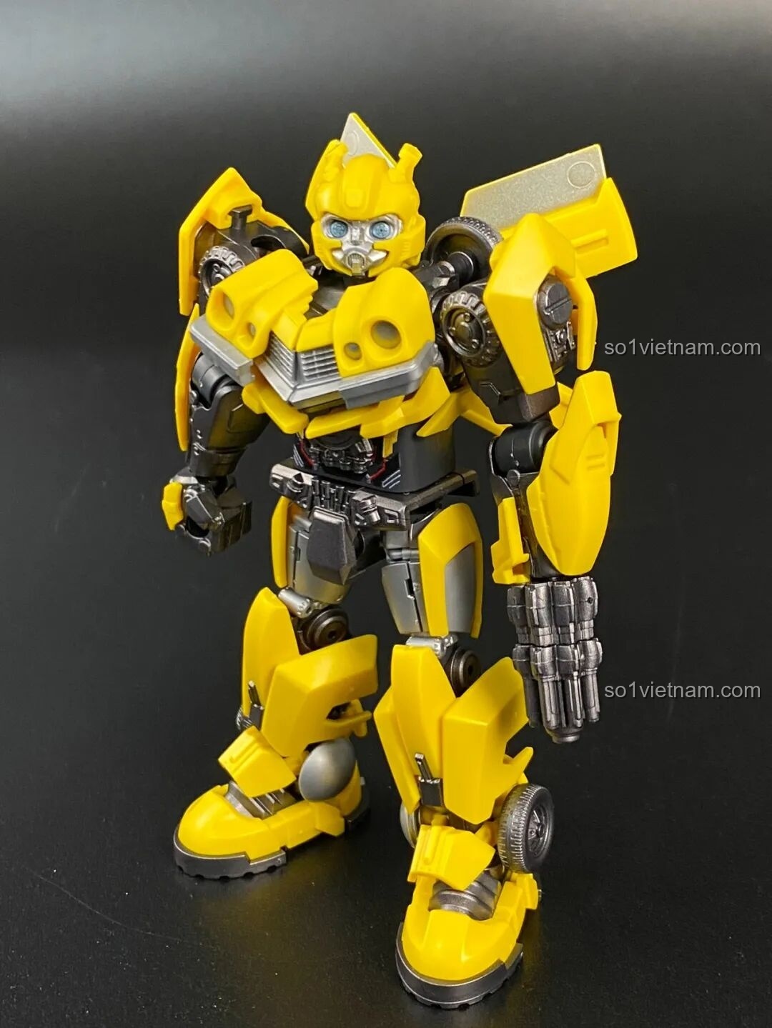 Mô hình Blokees Bumblebee đã lắp ráp hoàn chỉnh, trong tư thế sẵn sàng chiến đấu.
