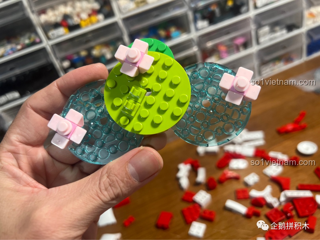 Mô hình Cá Chép May Mắn đã hoàn thành, đứng vững chãi trên đế, với màu sắc đỏ trắng nổi bật và hình dáng duyên dáng.