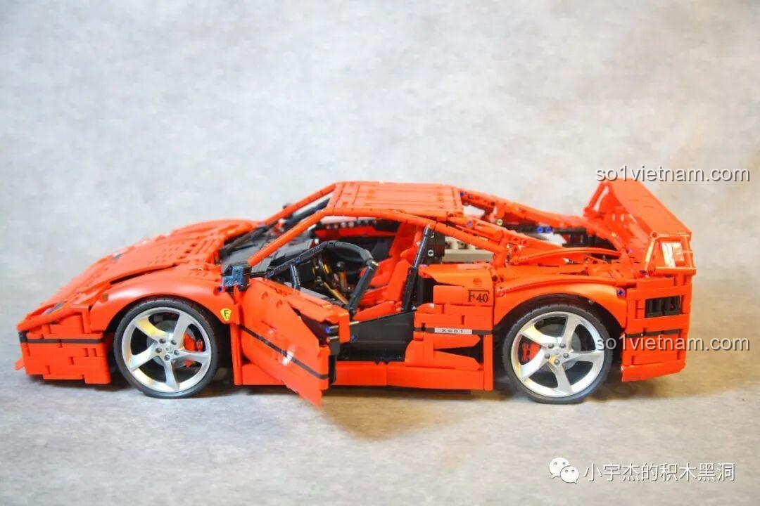 Mô hình CBOX X001 Ferrari F40 với hai cánh cửa mở, để lộ ra phần nội thất chi tiết bên trong khoang lái.