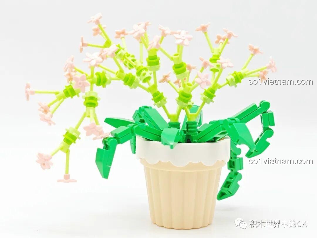Mô hình chậu hoa lan sao Sembo 611061 đã lắp ráp, có thiết kế độc đáo với những cành hoa nhỏ vươn dài.