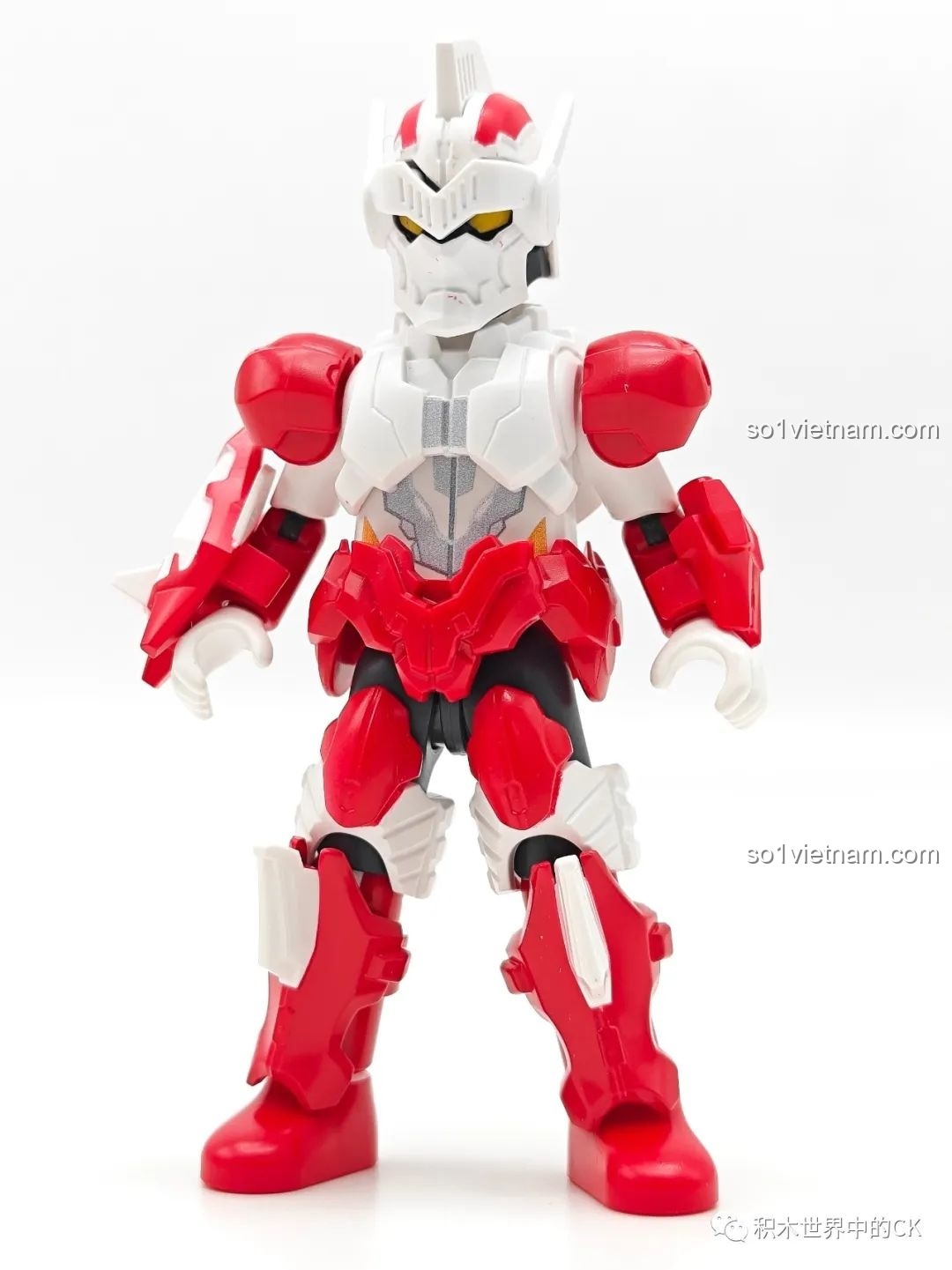 Mô hình đồ chơi lắp ráp Chiến Binh Thép (GV-08 03) của BLOKEES Ultraman GV-08 nhìn từ phía trước.
