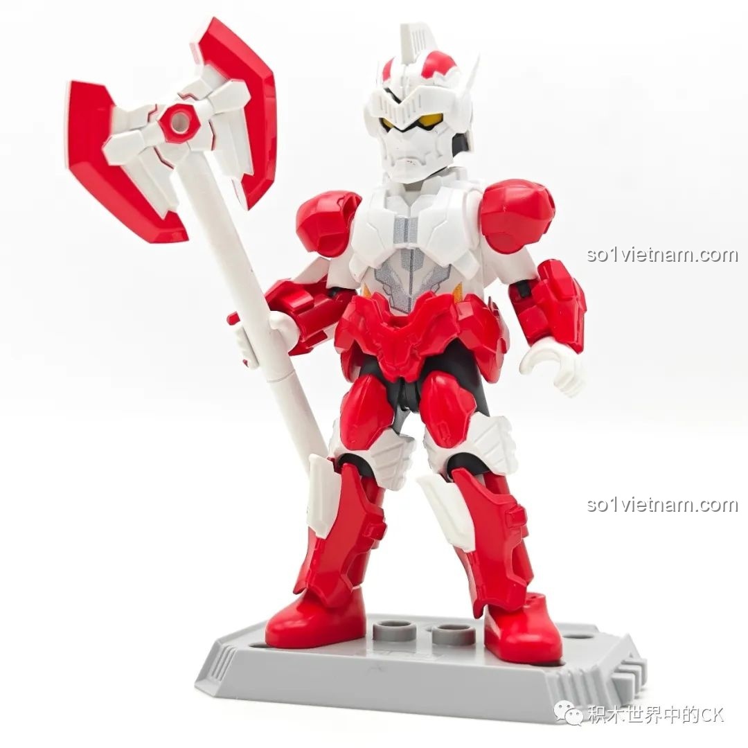 Mô hình Chiến Binh Thép BLOKEES Ultraman GV-08 tạo dáng với rìu chiến đấu trên đế trưng bày.