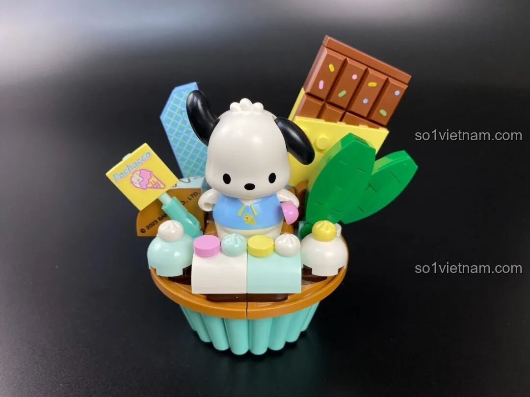 Mô hình cupcake Pochacco K20821 đã hoàn thiện nhìn từ mặt trước, một món đồ chơi trang trí bàn học tuyệt vời.