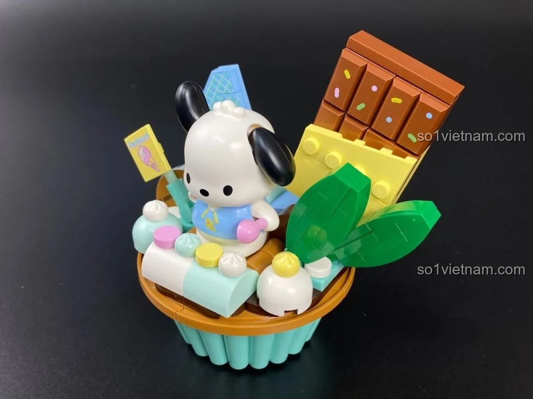 Mô hình Keeppley K20821 Chú chó Pochacco và bánh cupcake đã hoàn thiện, nhìn từ góc chính diện.