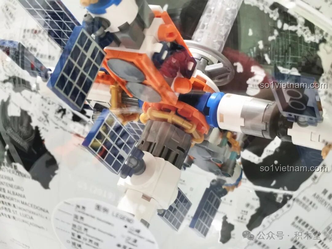 Chi tiết các module và tấm pin mặt trời của trạm không gian bên trong mô hình Địa cầu Bình Minh JAKI CK003, thể hiện sự tinh xảo. Mô hình Địa cầu K003 hợp túi tiền.