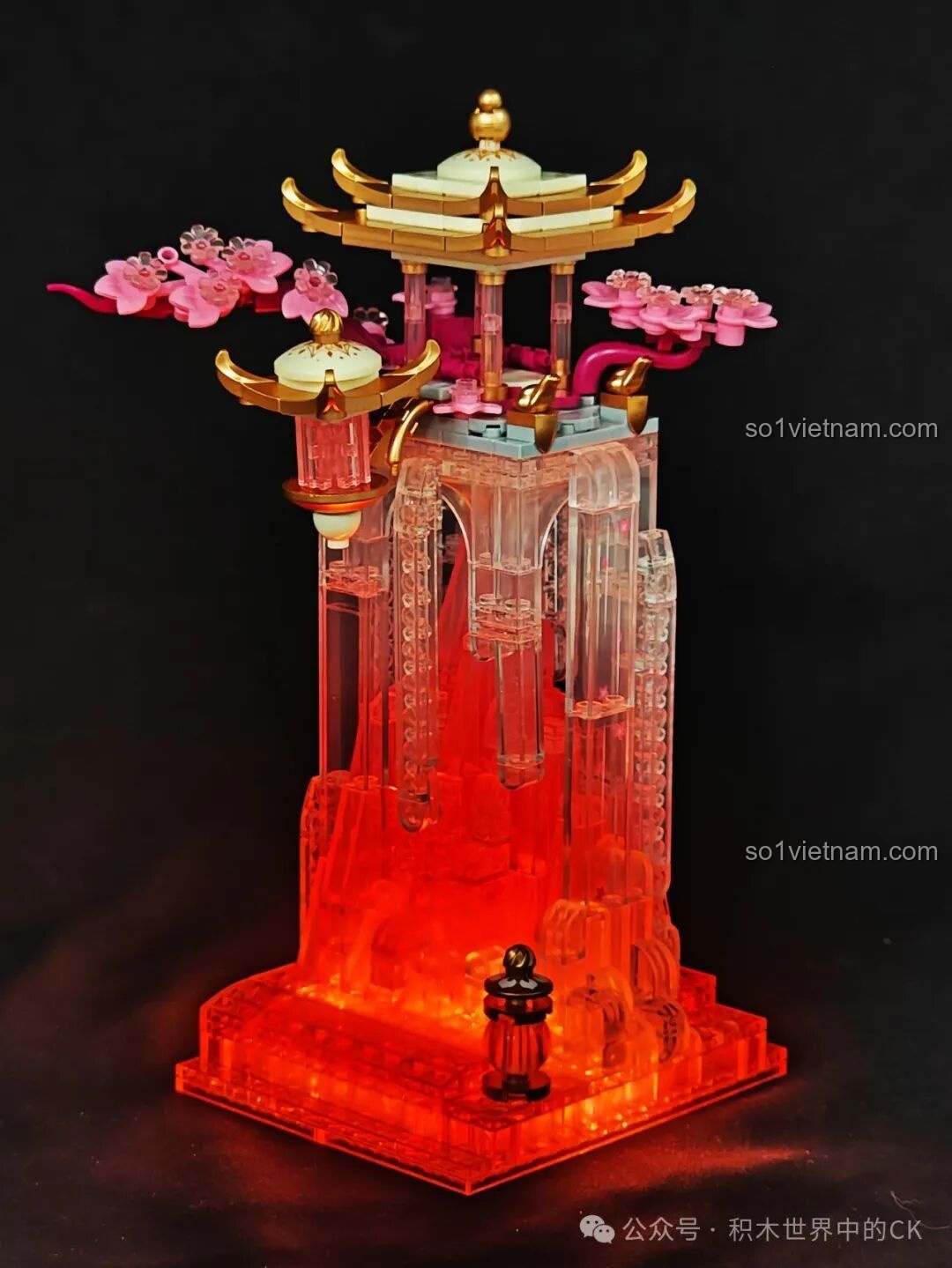 Mô hình Đình Phú Nguyệt Mộng Lưu Ly EMUE EM0016 hoàn chỉnh khi bật đèn LED, ánh sáng cam ấm áp tỏa ra.