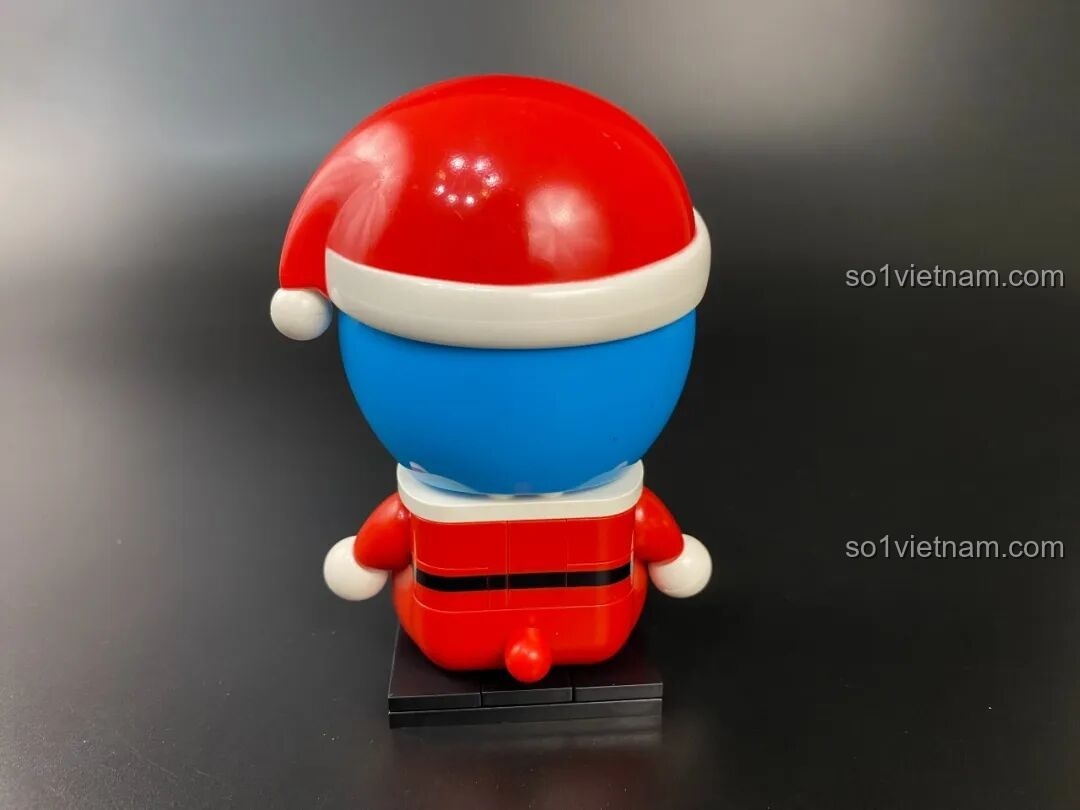 Mô hình Keeppley Doraemon Giáng Sinh K20414 đã hoàn thiện, với chiếc mũ Noel đáng yêu.