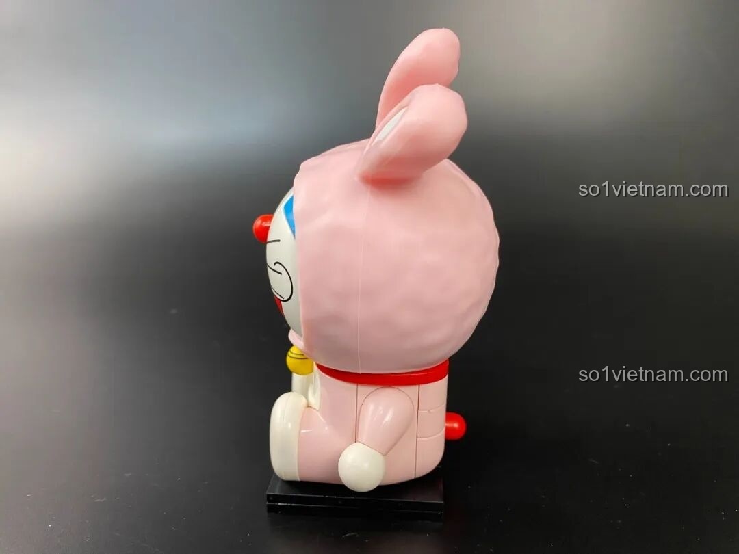 Mô hình Keeppley Doraemon Thỏ Hồng K20415 đã hoàn thiện, ngồi trên đế đen.
