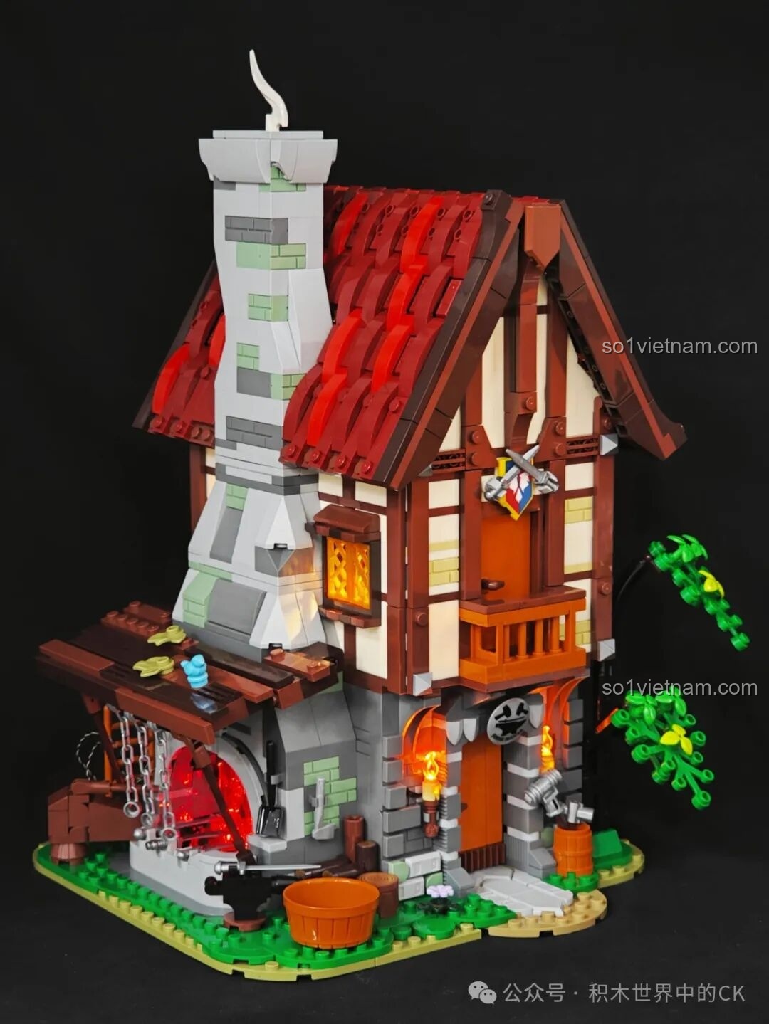 Toàn cảnh mô hình Funwhole F9040 Xưởng Rèn Trung Cổ khi bật đèn LED, ánh sáng rực rỡ từ lò rèn và các cửa sổ.
