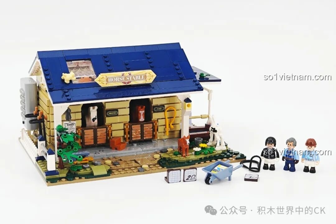 Mô hình Chuồng Ngựa FunWhole F9080 và các minifigures được sắp xếp cùng nhau dưới ánh đèn LED lung linh.