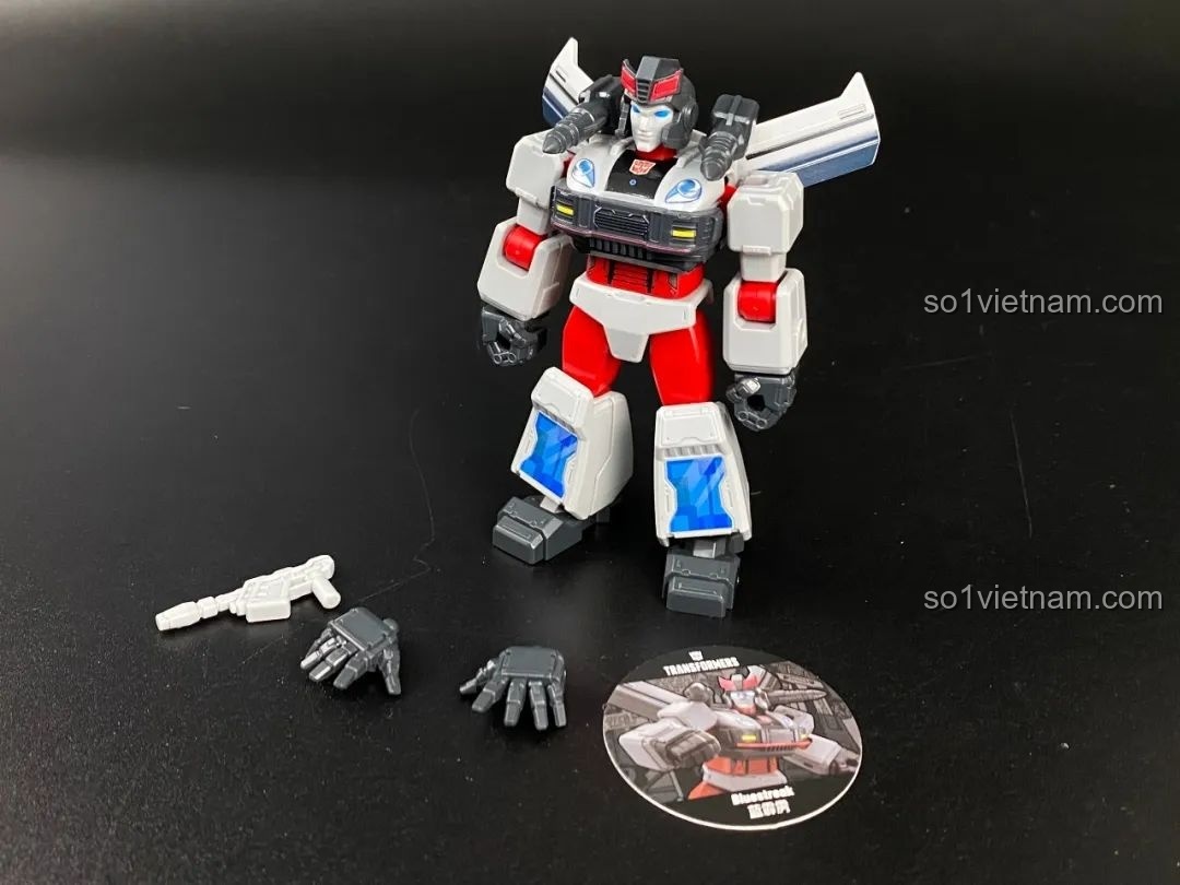 Mô hình Bluestreak G1 hoàn chỉnh cùng các phụ kiện đi kèm.