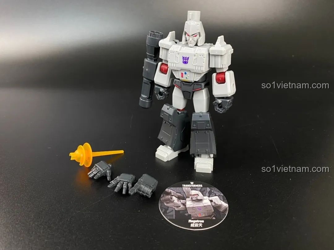 Mô hình Megatron G1 hoàn chỉnh cùng các phụ kiện đi kèm.