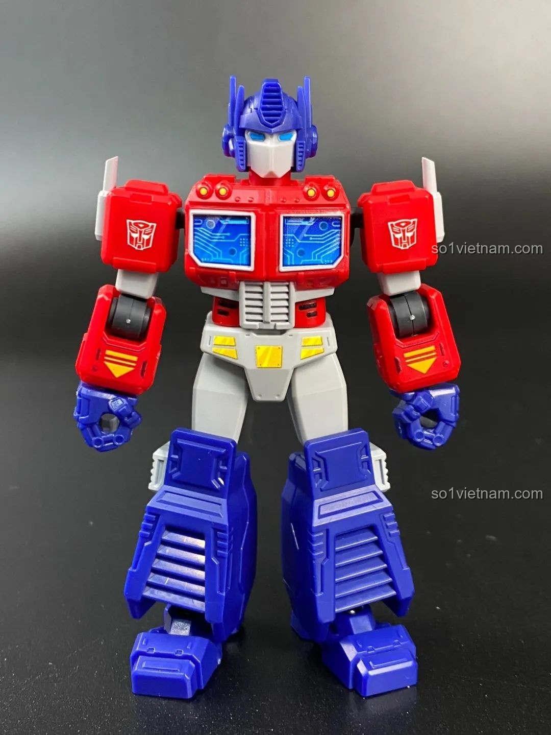 Ảnh chụp chính diện mô hình Optimus Prime G1 từ dòng Galaxy Version, với thiết kế cổ điển và màu sắc tươi tắn.