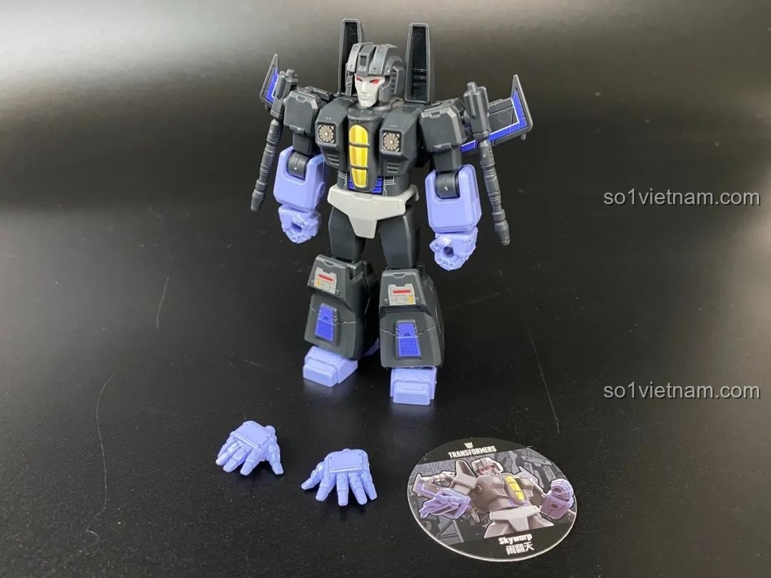 Mô hình Skywarp G1 hoàn chỉnh cùng các phụ kiện đi kèm.