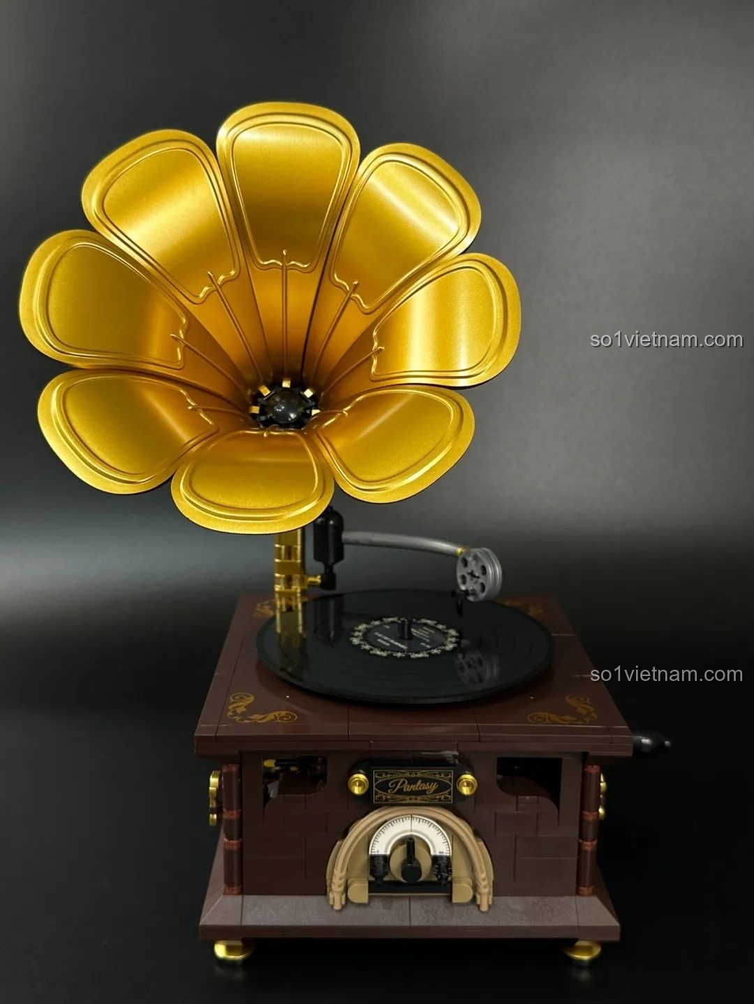 Mô hình Pantasy Gramophone 85009 hoàn chỉnh, nhìn từ cạnh bên, cho thấy tay quay và các chi tiết bên hông của máy hát đĩa.