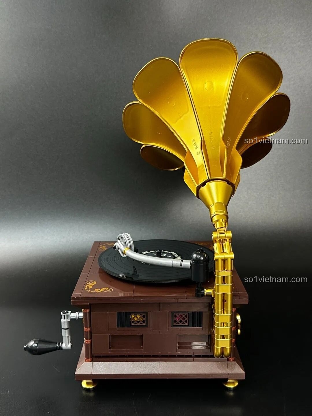 Mô hình Pantasy Gramophone 85009 hoàn chỉnh, nhìn từ một góc khác, làm nổi bật các đường nét và chi tiết thiết kế độc đáo.