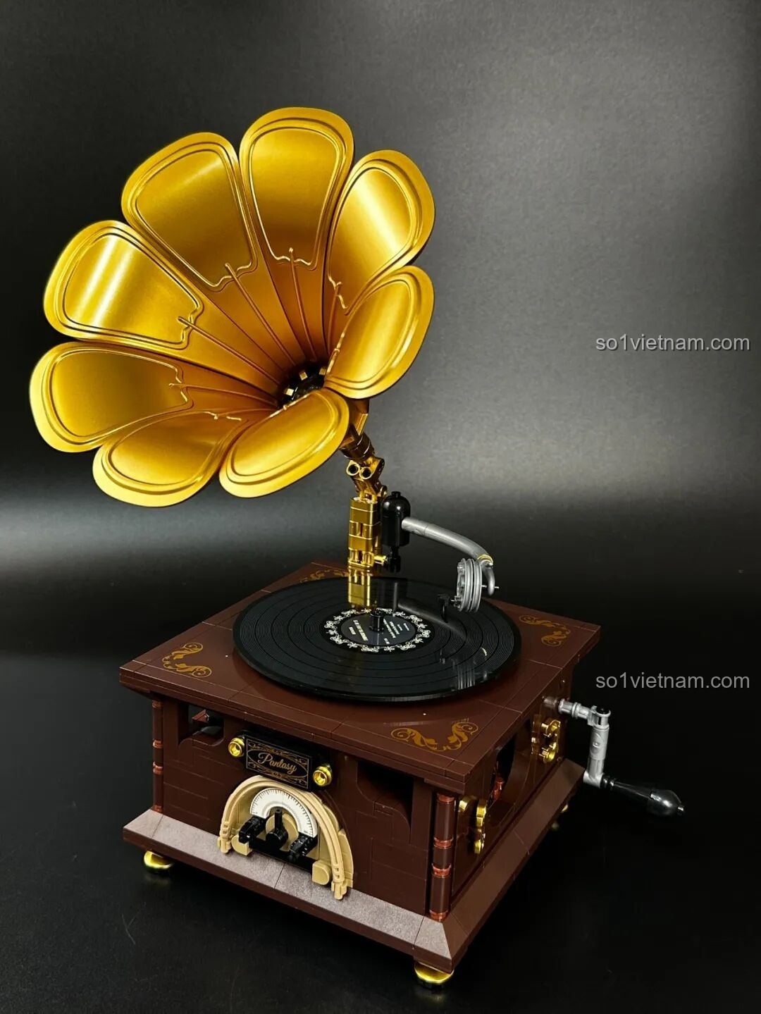 Mô hình Pantasy Gramophone 85009 hoàn chỉnh, nhìn từ góc nghiêng, thể hiện sự tinh xảo trong thiết kế và các chi tiết trang trí.