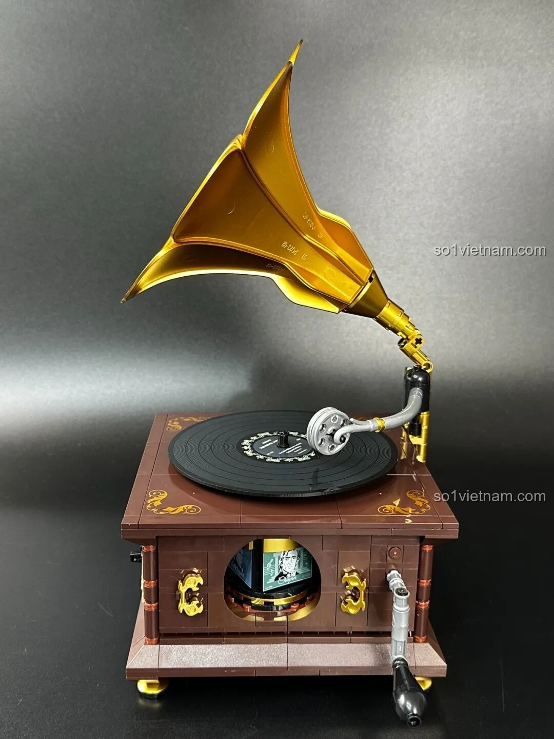Mô hình Pantasy Gramophone 85009 hoàn chỉnh, nhìn từ góc sau, thể hiện sự liền mạch và hoàn thiện của mô hình máy hát đĩa retro.