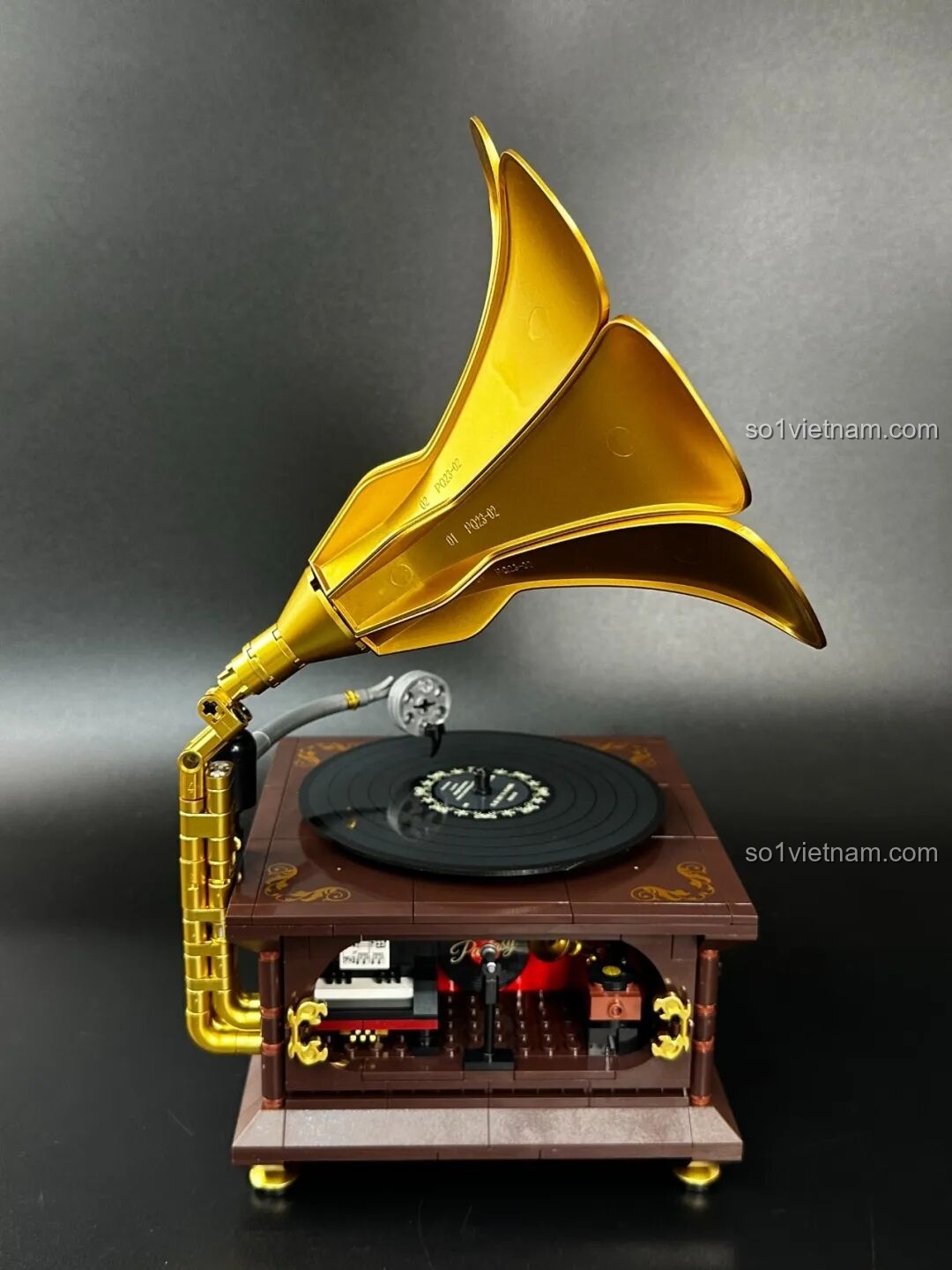 Nội thất bên trong mô hình Pantasy Gramophone 85009 hoàn chỉnh, với sân khấu mini và các chi tiết âm nhạc, thể hiện sự tinh xảo của mô hình.