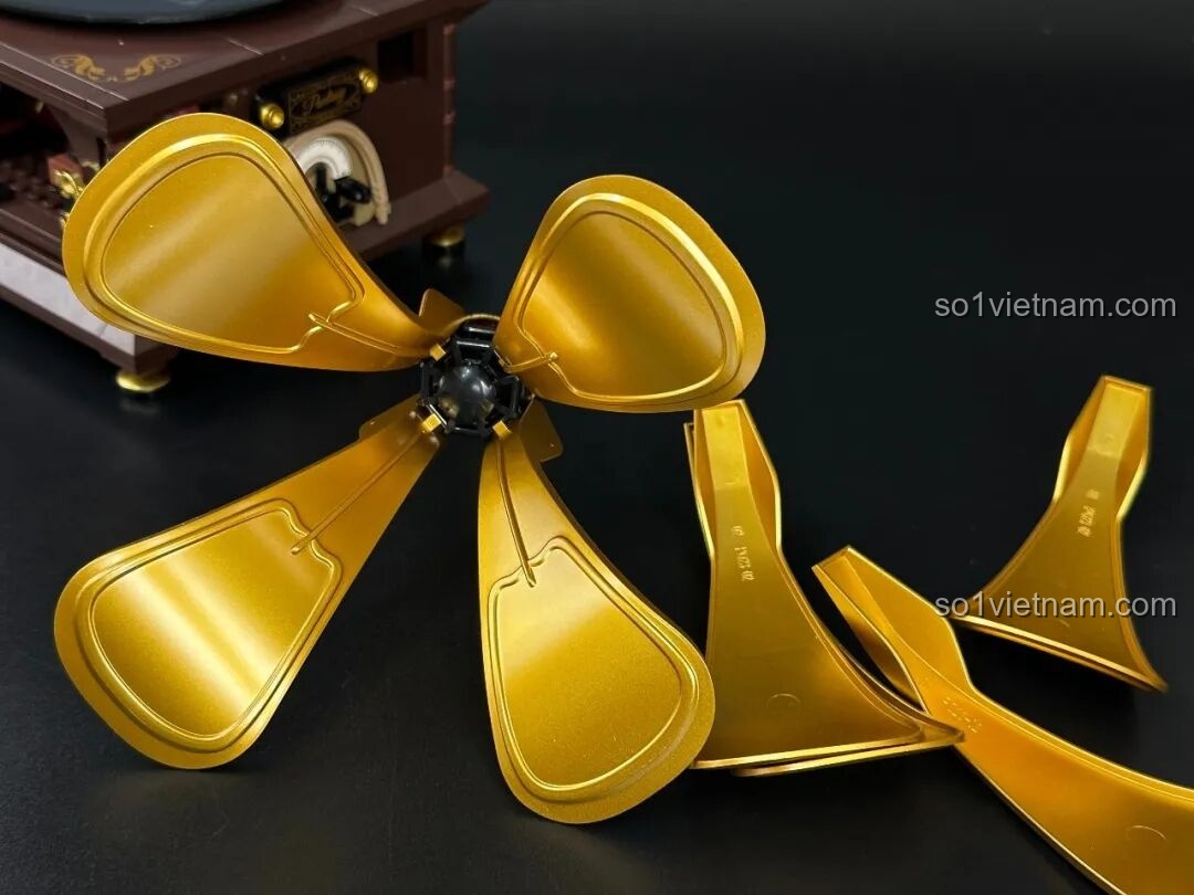 Mô hình Pantasy Gramophone 85009 hoàn chỉnh, nhìn trực diện, toát lên vẻ đẹp cổ điển và sang trọng của máy hát đĩa retro.