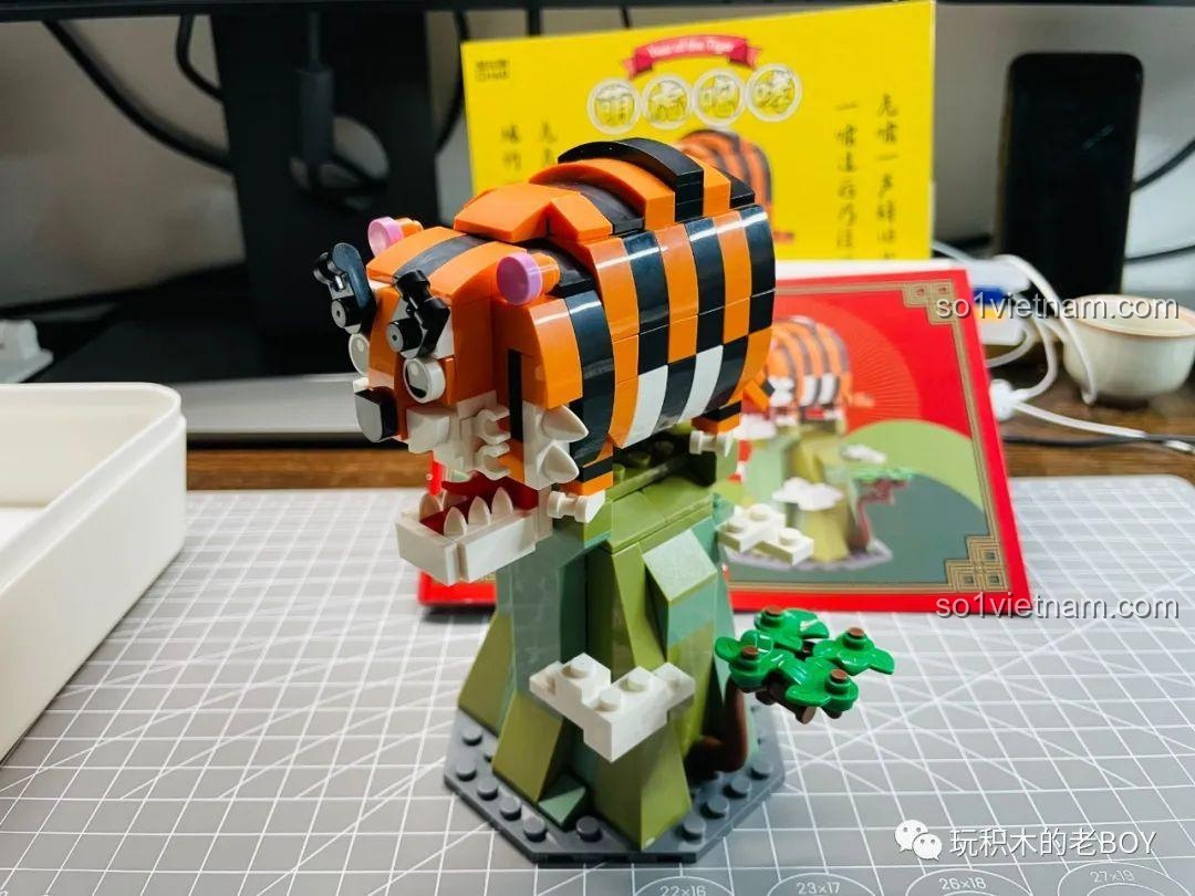 Mô hình linh vật Hổ của Gobricks từ năm 2022, đặt cạnh hộp sản phẩm.