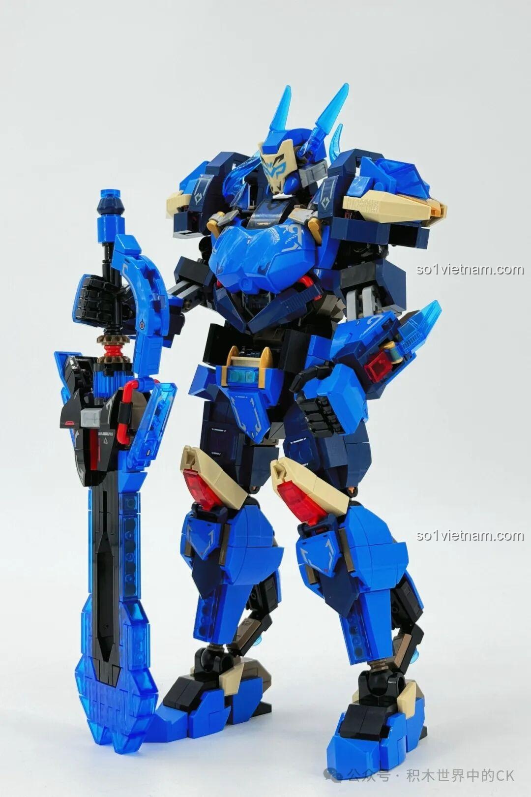 Mô hình robot Ma Lễ Thanh SEMBO 106005 hoàn chỉnh, đứng thẳng oai phong cùng thanh kiếm báu.