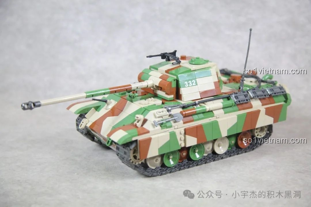 Mô hình xe tăng Panther G 100252 đã hoàn thiện, nhìn từ bên phải, khoe trọn vẻ đẹp hầm hố.