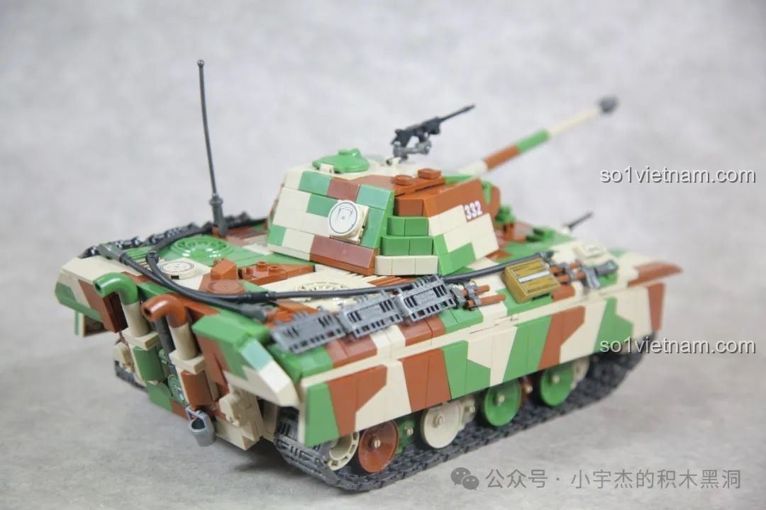 Mô hình xe tăng Panther G 100252 đã hoàn thiện, nhìn từ bên trái, với ăng-ten và các chi tiết.