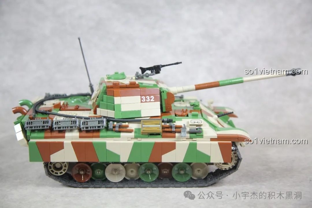 Góc nhìn từ trên cao của mô hình xe tăng Panther G 100252, làm nổi bật lớp ngụy trang 3 màu.