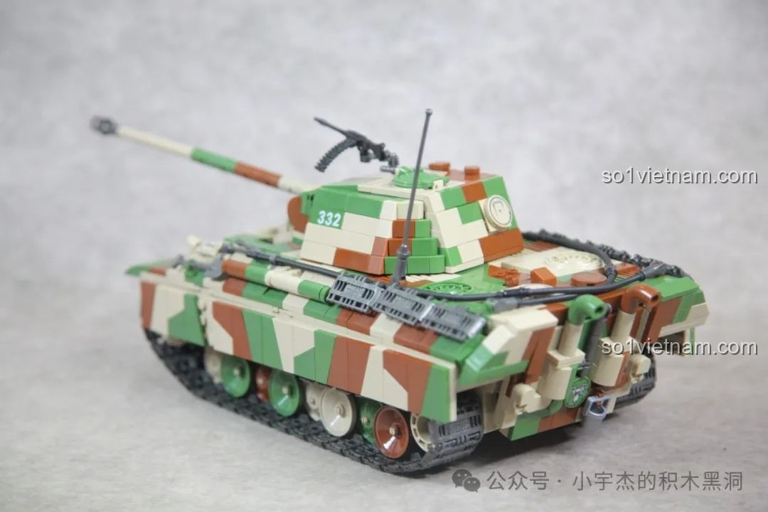 Góc nhìn chéo từ phía sau của mô hình xe tăng Panther G 100252, thể hiện các chi tiết ở đuôi xe.