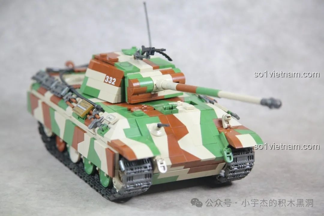 Mặt trước của mô hình xe tăng Panther G 100252 hoàn chỉnh, với nòng pháo dài và lớp giáp chắc chắn.