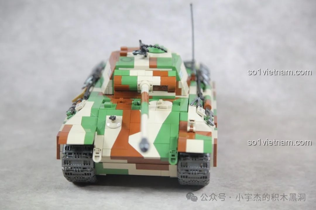 Góc nhìn chéo từ phía trước của mô hình xe tăng Panther G 100252, thể hiện sự uy lực và chi tiết.