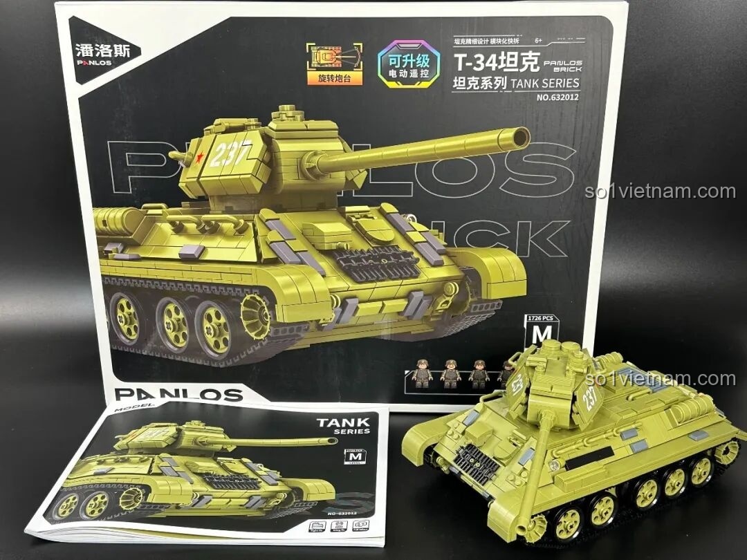 Mô hình xe tăng T-34 hoàn chỉnh đặt cạnh hộp và sách hướng dẫn của bộ Panlos 632012.