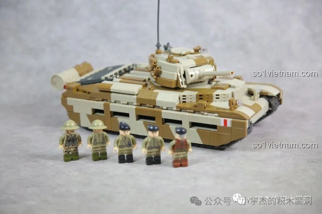 Ảnh chụp cuối cùng của mô hình xe tăng Panther G 100252 và 6 minifigures, thể hiện tổng thể ấn tượng của bộ sản phẩm.