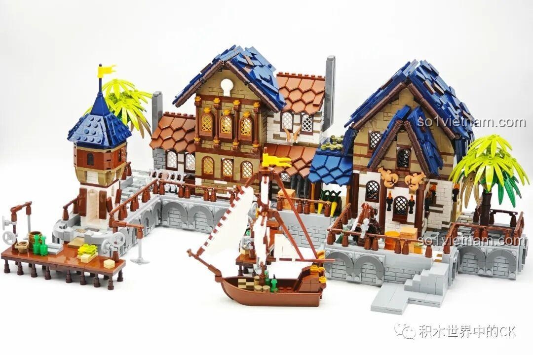 Mô hình hoàn chỉnh của bộ lắp ghép JIESTAR 89152 Cảng Trung Cổ với thuyền buồm và cây cọ.