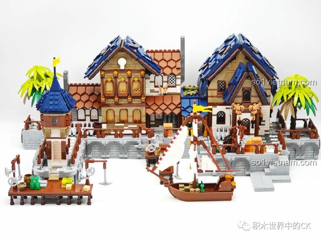 Toàn cảnh mô hình JIESTAR 89152 Cảng Trung Cổ đã hoàn thiện, với thuyền buồm và cây cọ.