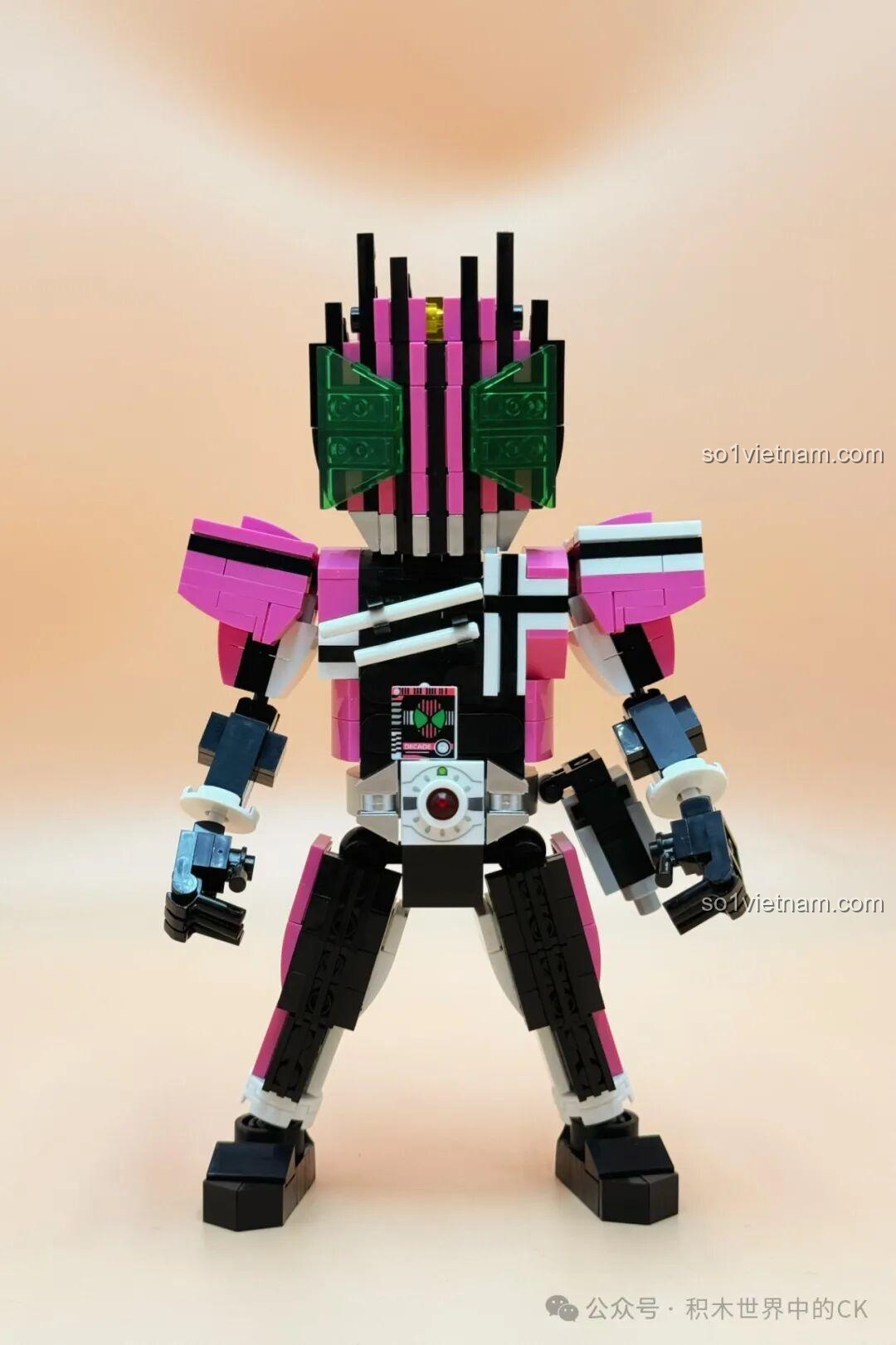 Mô hình Kamen Rider Decade JIESTAR 58189 đã hoàn thành, nhìn từ phía trước, thể hiện toàn bộ thiết kế.