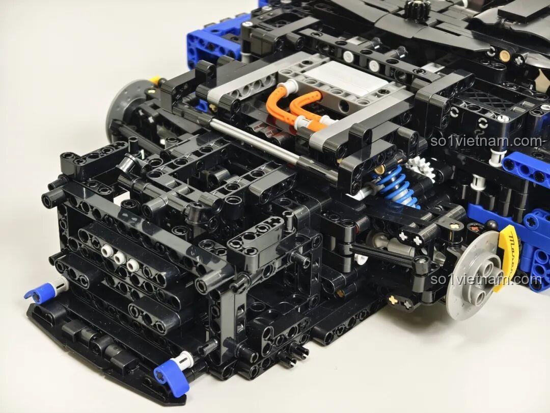 Mô hình hoàn chỉnh Reobrix 11010 Maserati GranTurismo 1:8 nhìn từ bên hông khác, chi tiết cửa và gương.