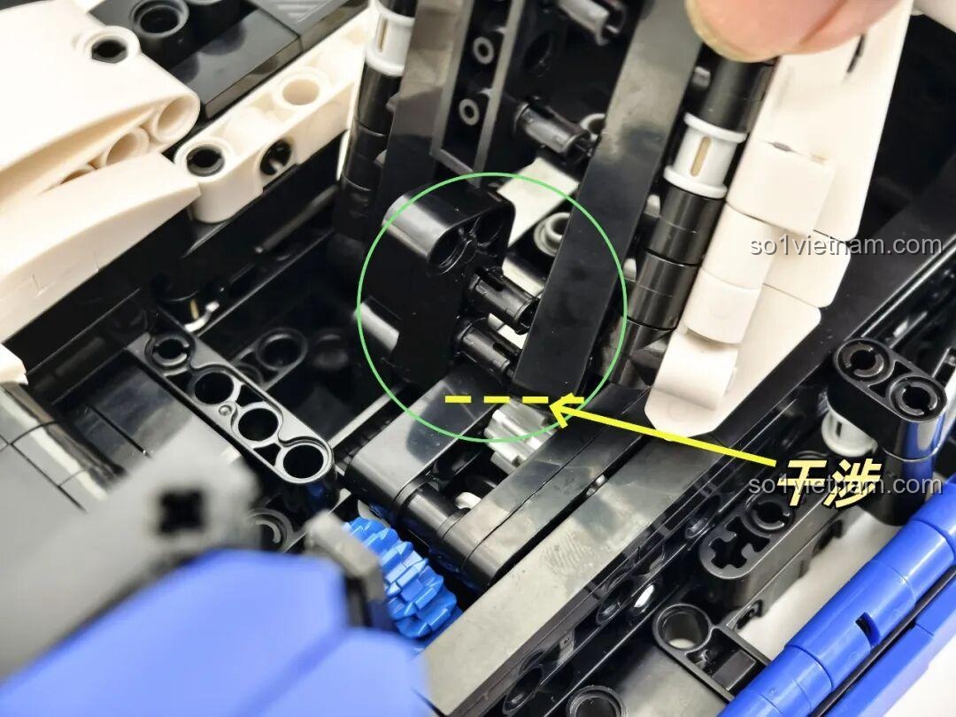 Mô hình hoàn chỉnh Reobrix 11010 Maserati GranTurismo 1:8 nhìn từ góc 3/4 phía sau, tổng thể hài hòa.