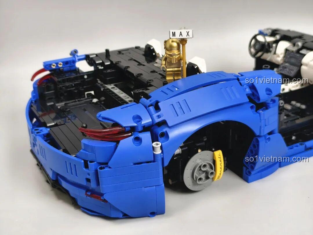 Mô hình hoàn chỉnh Reobrix 11010 Maserati GranTurismo 1:8 nhìn từ phía sau, chi tiết đèn hậu và ống xả.
