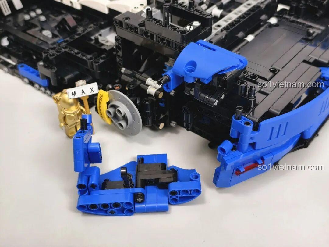 Mô hình hoàn chỉnh Reobrix 11010 Maserati GranTurismo 1:8 nhìn từ phía trước, màu xanh dương nổi bật.