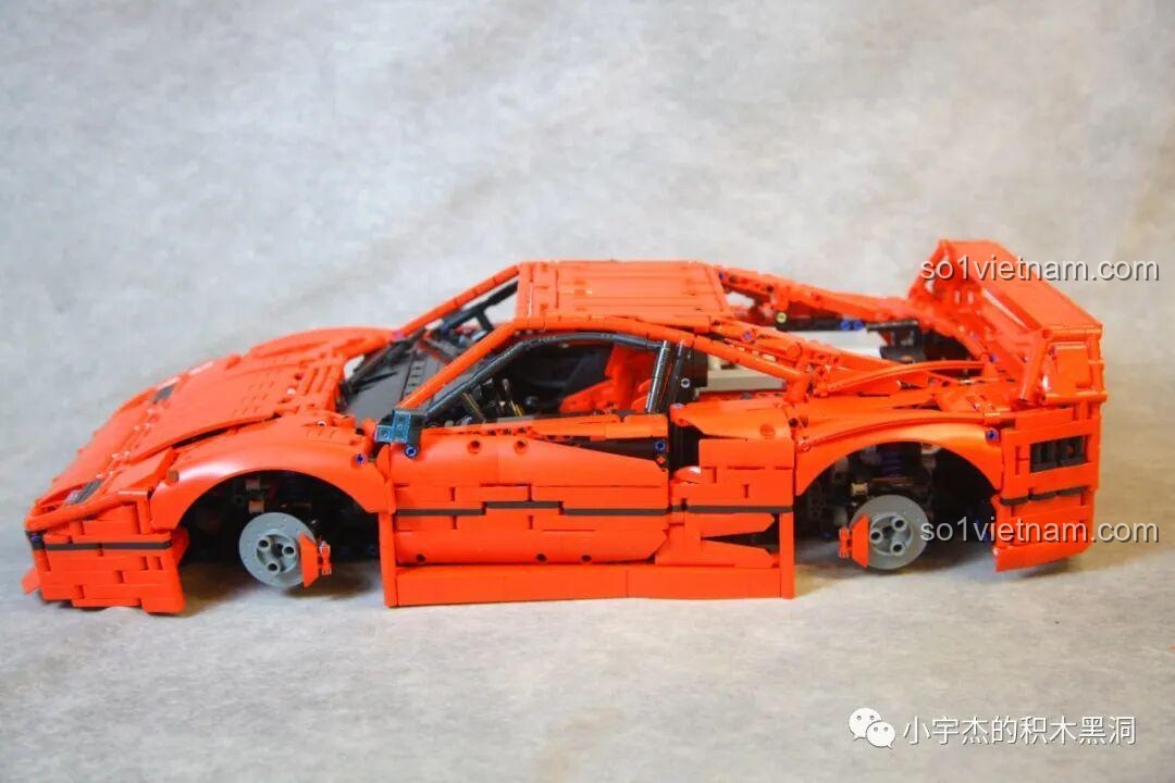 Mô hình CBOX X001 Ferrari F40 đã hoàn thiện phần thân vỏ nhưng chưa lắp bánh xe, cho thấy toàn bộ cấu trúc xe.