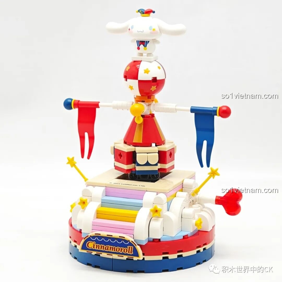 Mô hình Keeppley K20825 Cinnamoroll hoàn thiện, đang biểu diễn giữ thăng bằng, một phần của Gánh xiếc ma thuật Sanrio.