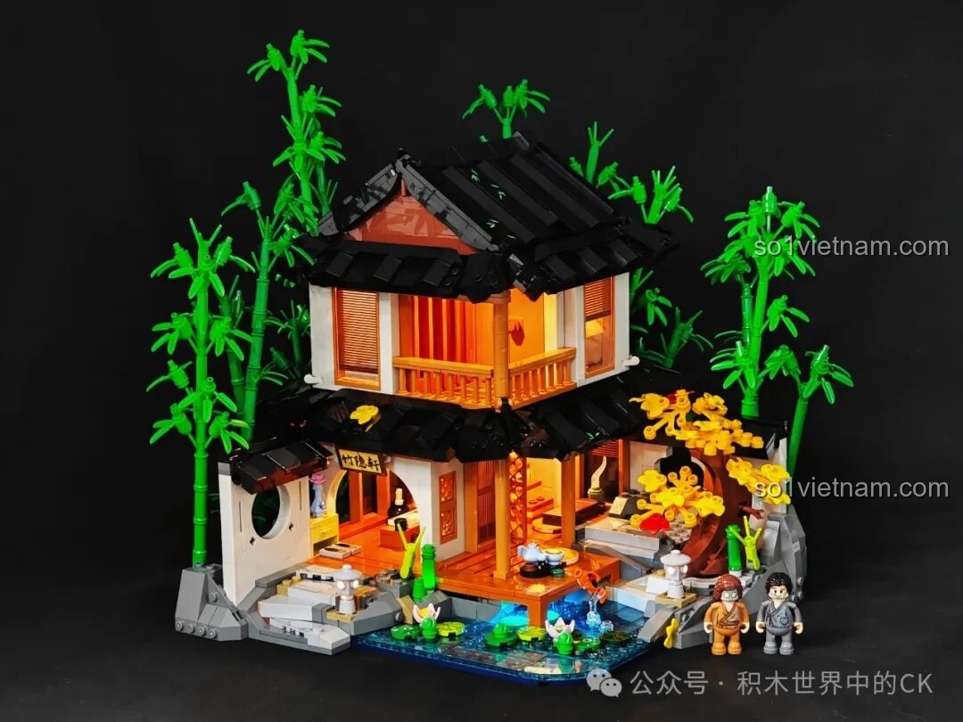 Mô hình Lumibricks L9075 Nhà Trọ Rừng Trúc hoàn thiện khi lên đèn cùng hai minifigure, một tác phẩm trưng bày tuyệt đẹp.