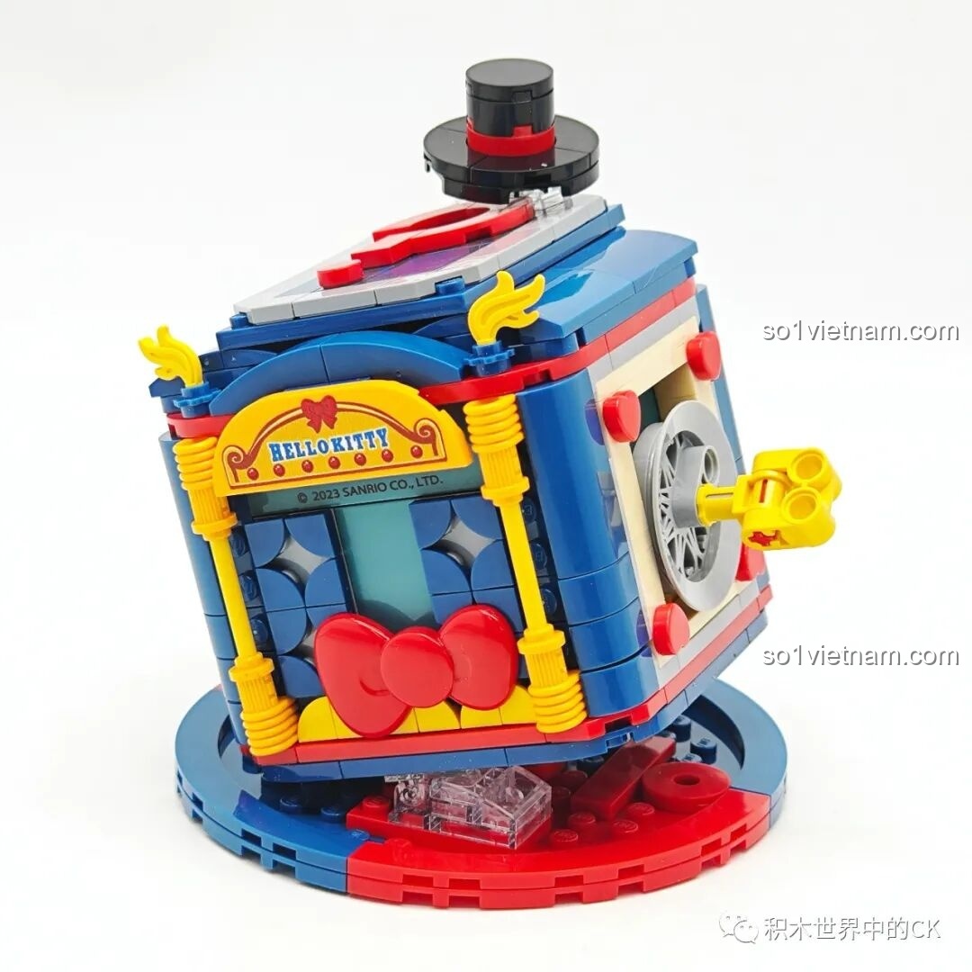 Mô hình Keeppley K20823 Hello Kitty đã hoàn thiện, với Hello Kitty đang trồi lên từ chiếc hộp ma thuật.