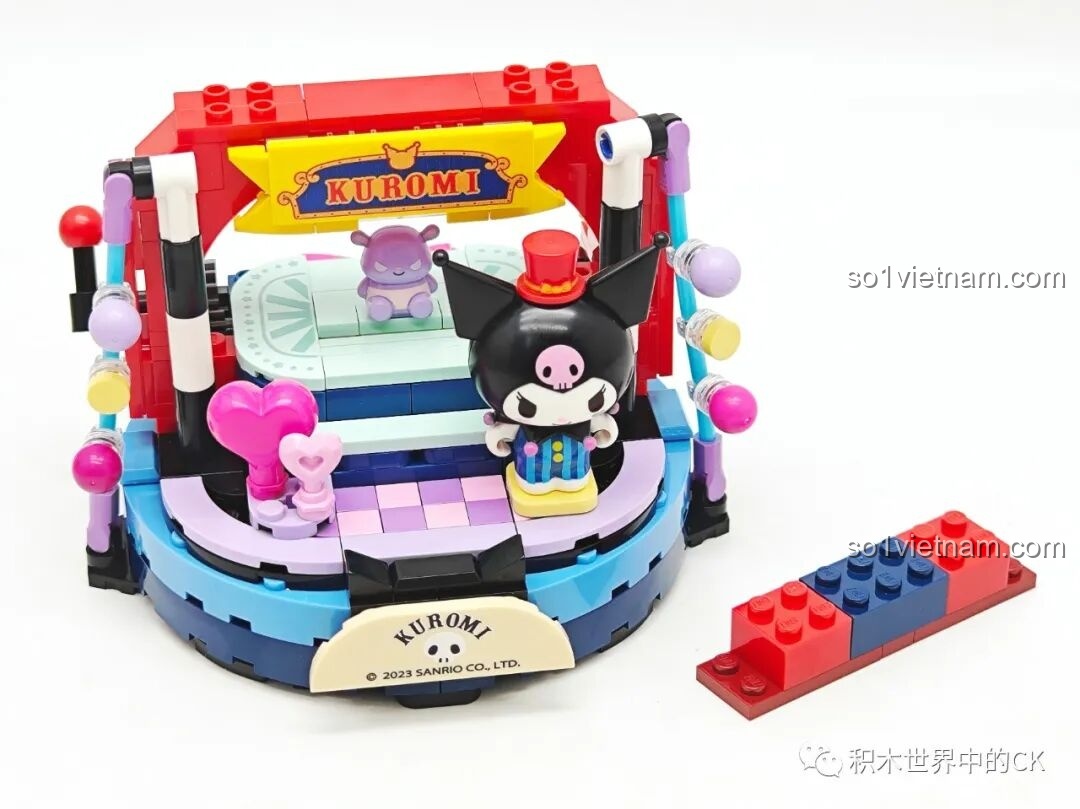 Mô hình Keeppley K20827 Kuromi hoàn thiện, với lều xiếc sọc đỏ trắng, một phần của Gánh xiếc ma thuật Sanrio.