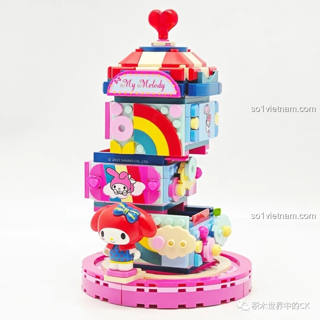 Mô hình Keeppley K20824 My Melody hoàn thiện, với các khối hộp nhiều màu sắc, một phần của Gánh xiếc ma thuật Sanrio.