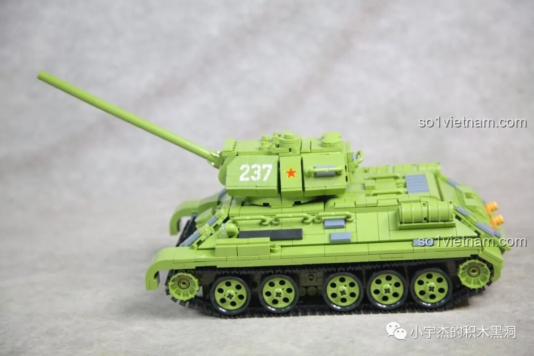 Mô hình xe tăng T-34 Panlos 632012 sau khi lắp ráp hoàn thiện, nhìn từ góc bên.